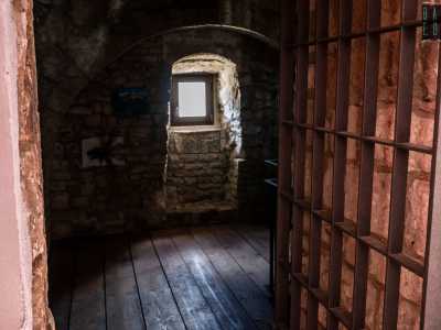 Accediamo all�interno passando per un�anticamera...